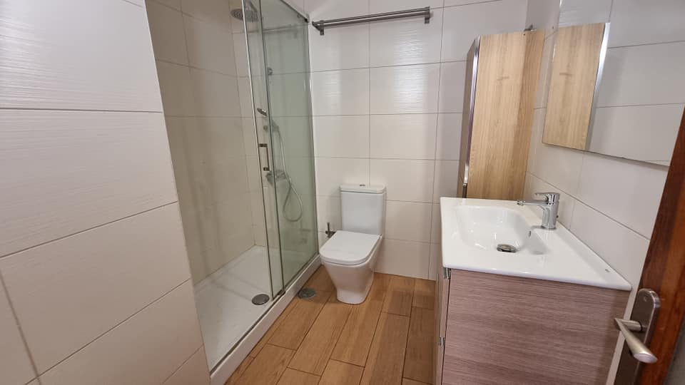 Ein Badezimmer mit Toilette, Waschbecken und Dusche.