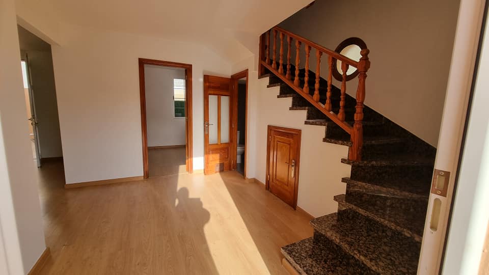In der mitte des raumes ist eine treppe.