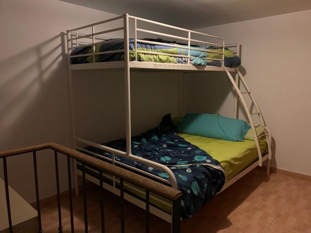 Ein Etagenbett in einem Schlafzimmer mit Treppe, die hinaufführt