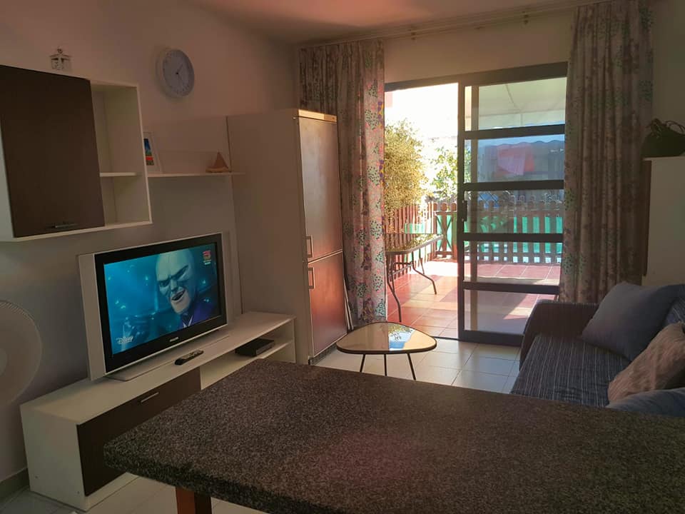 Ein Wohnzimmer mit Couch und Flachbildfernseher