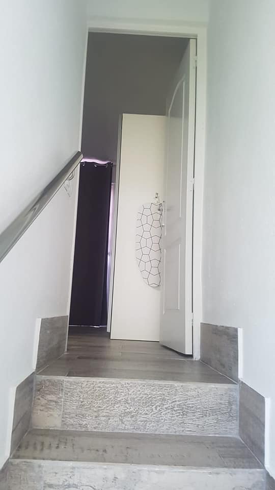 Eine Treppe, die zu einer Tür in einem Haus führt.