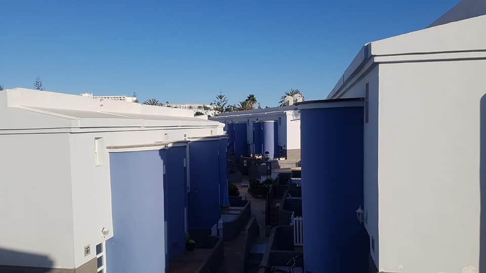 Eine Reihe blau-weißer Gebäude mit einem blauen Himmel im Hintergrund