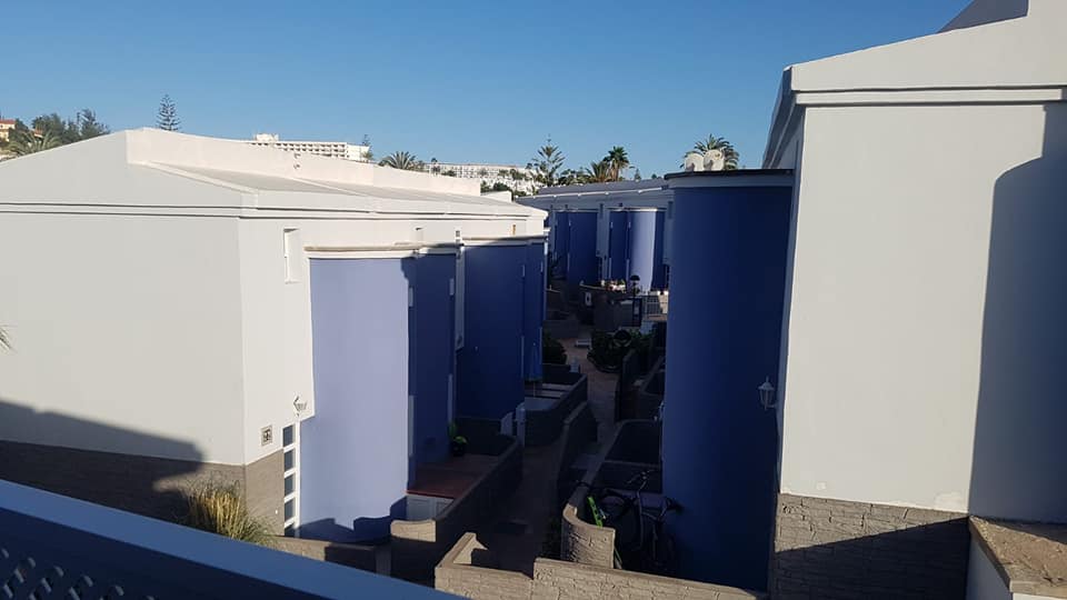 Eine Reihe blau-weißer Gebäude mit einem blauen Himmel im Hintergrund.