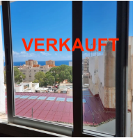 Ein Fenster mit Blick auf die Stadt und das Meer