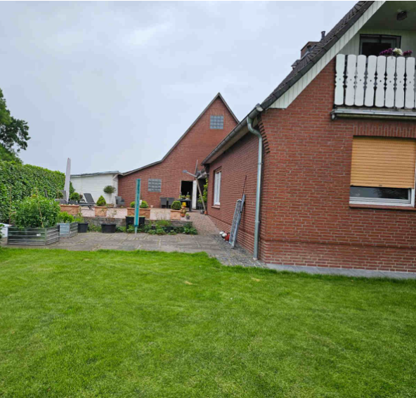 Ein Haus mit Balkon und Bergen im Hintergrund