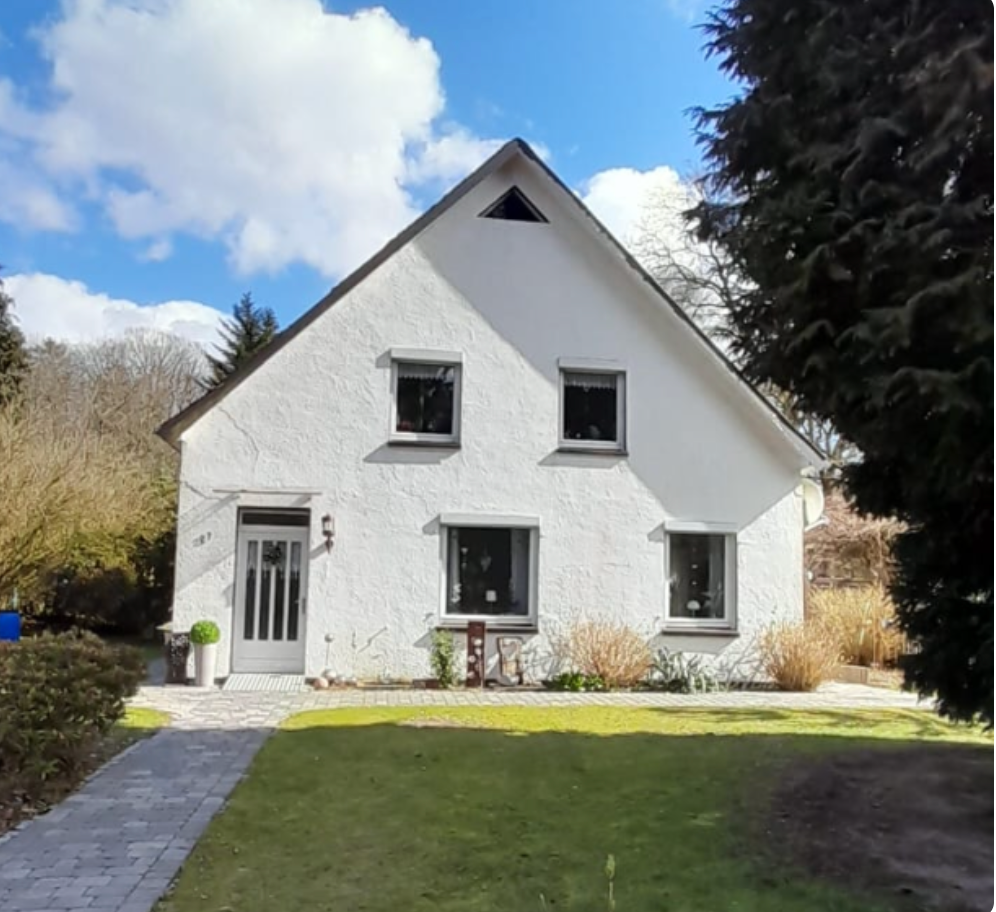 Ein Haus mit Balkon und Bergen im Hintergrund