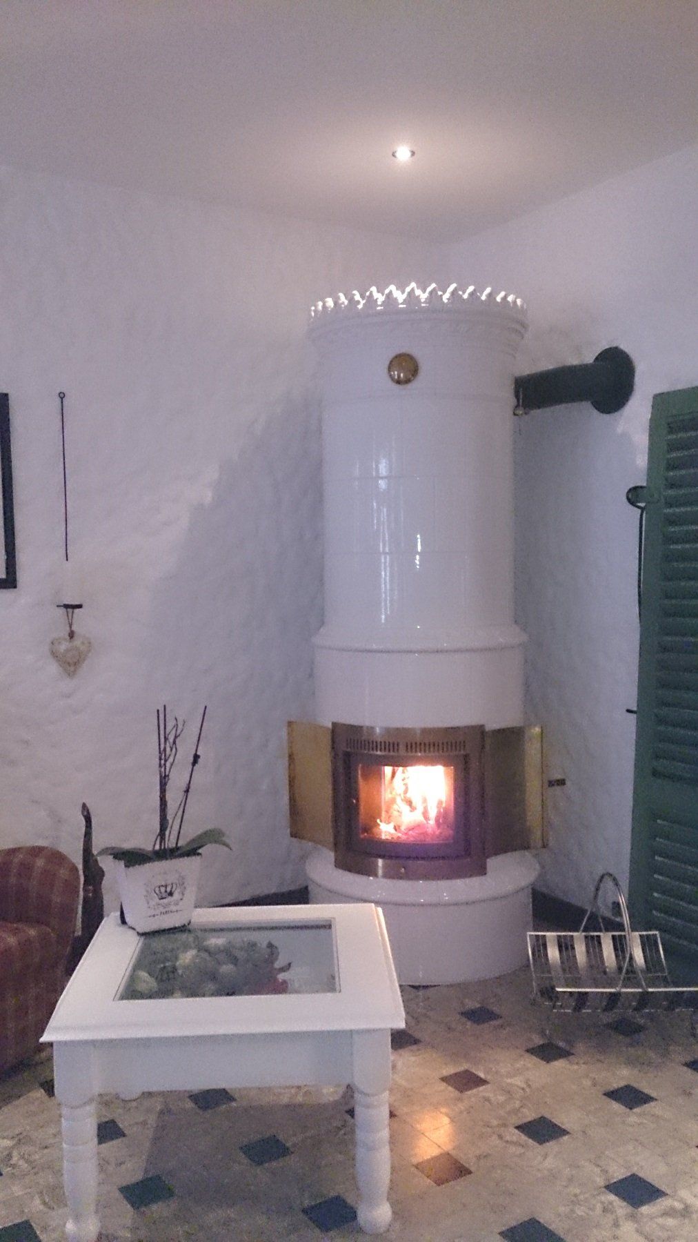 Ein Wohnzimmer mit Kamin und Couchtisch