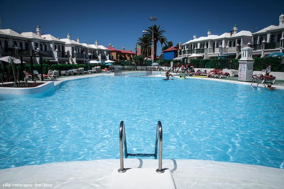 Ein großes Schwimmbecken mit Treppe, die dorthin führt