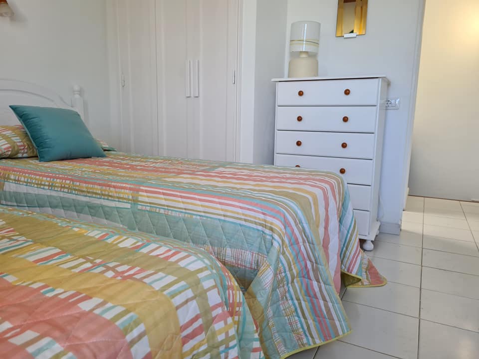 Ein Schlafzimmer mit zwei Betten und einer Kommode.