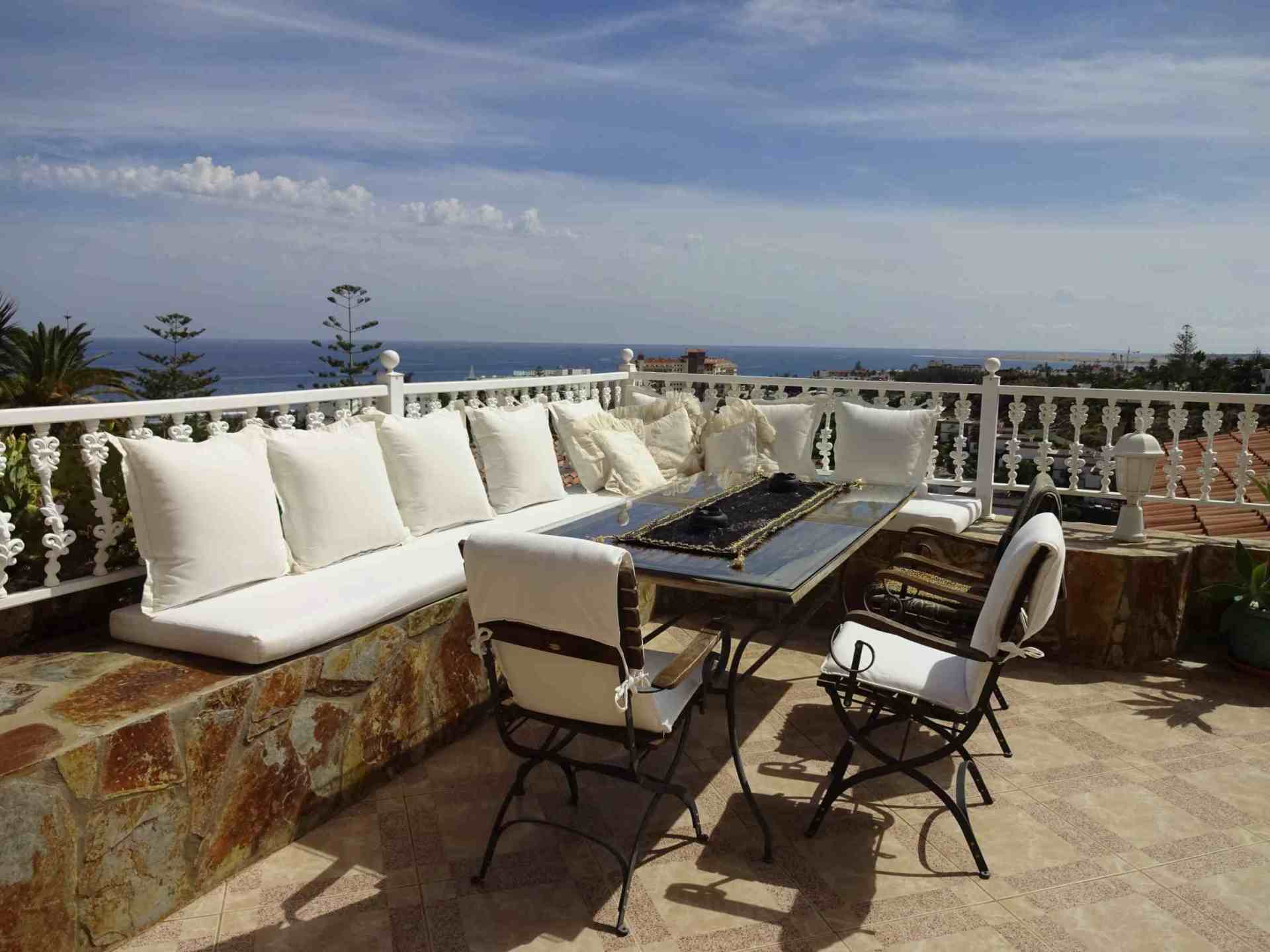 Auf dem Balkon mit Meerblick gibt es einen Tisch und Stühle.