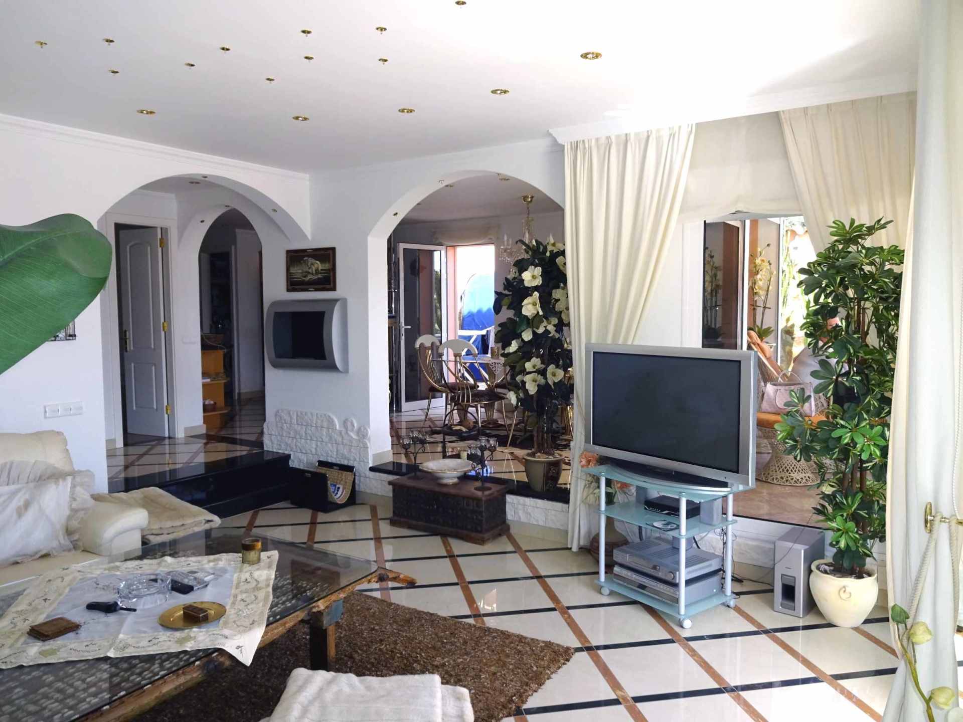 Ein Wohnzimmer mit einem Flachbildfernseher auf einem Ständer