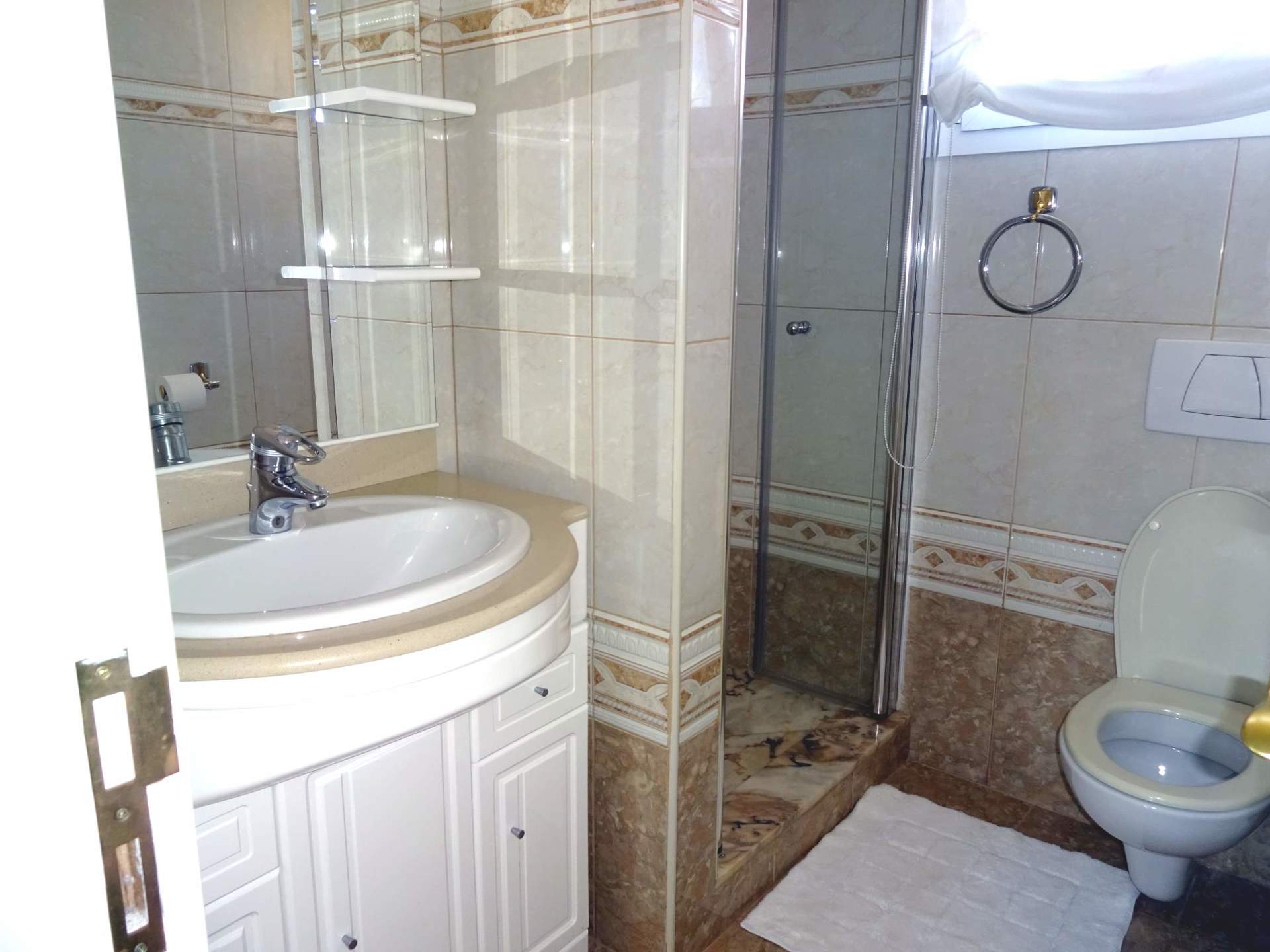 Ein Badezimmer mit Waschbecken, Toilette und Dusche.
