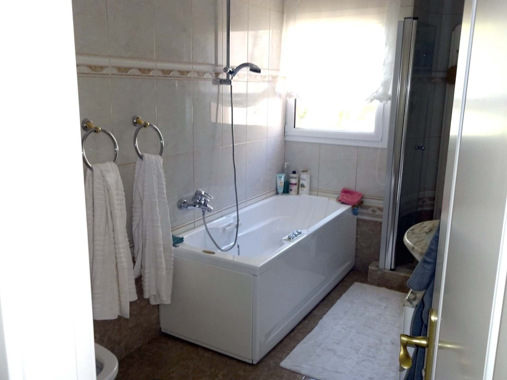 Ein Badezimmer mit Badewanne und Dusche.