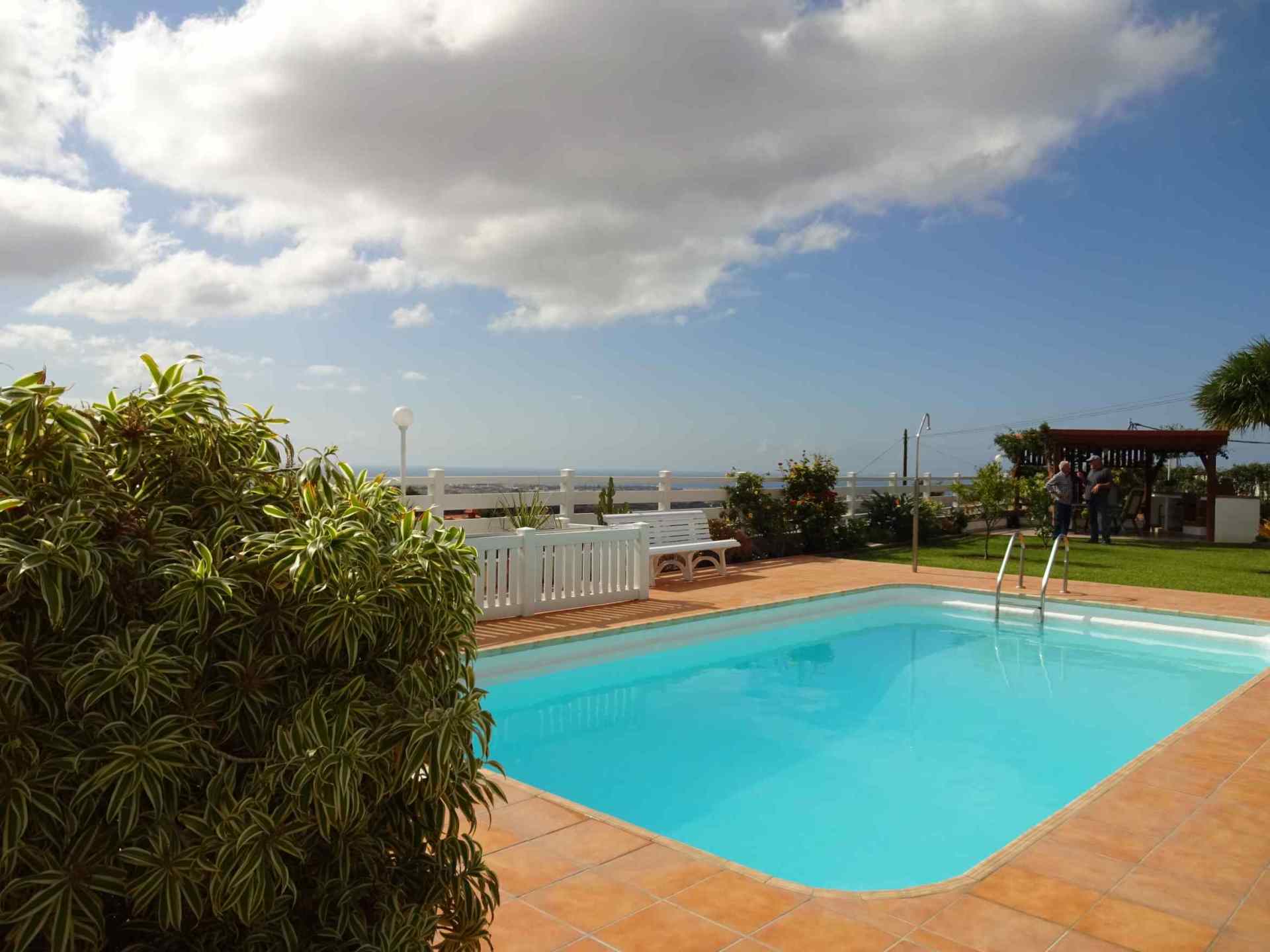 Ein großer Swimmingpool mit Blick auf das Meer