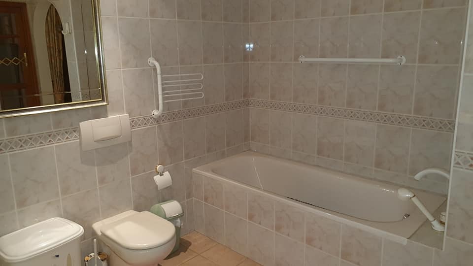 Ein Badezimmer mit Toilette, Waschbecken und Badewanne.