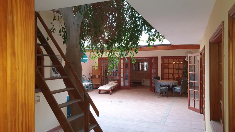 Eine Holztreppe, die in den zweiten Stock eines Hauses führt