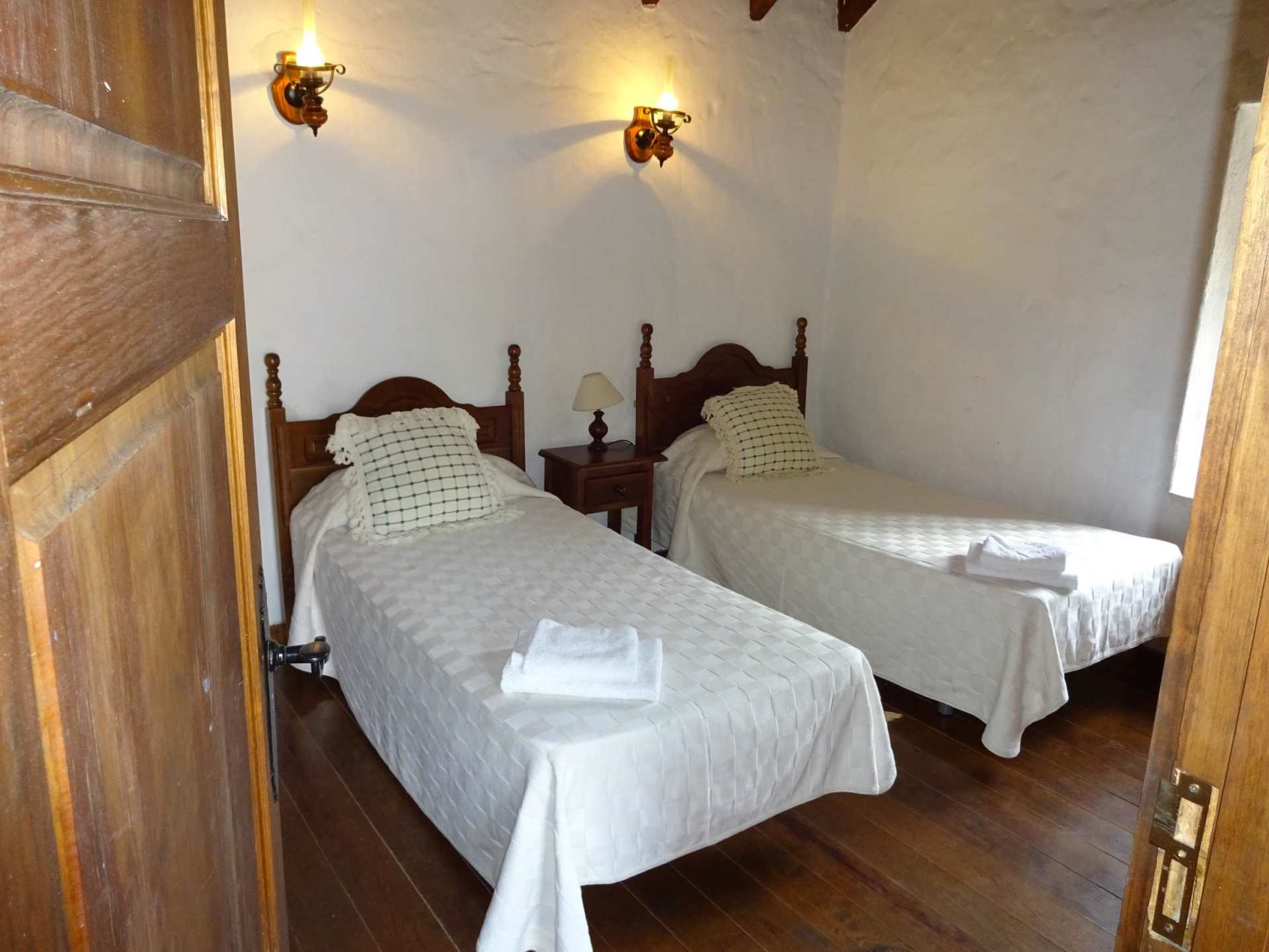 Ein Schlafzimmer mit zwei Betten und Holzboden