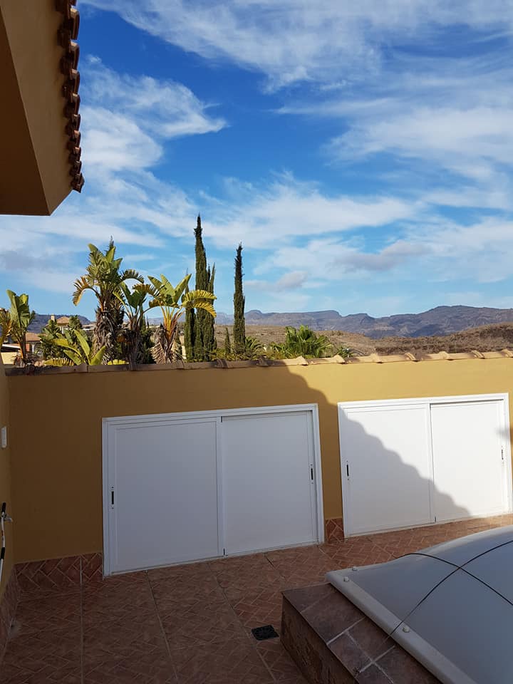 Ein Haus mit einem Whirlpool davor