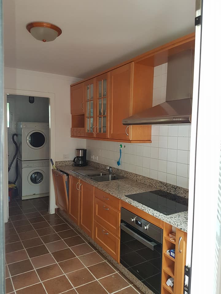 Eine Küche mit Holzschränken und Geräten aus Edelstahl