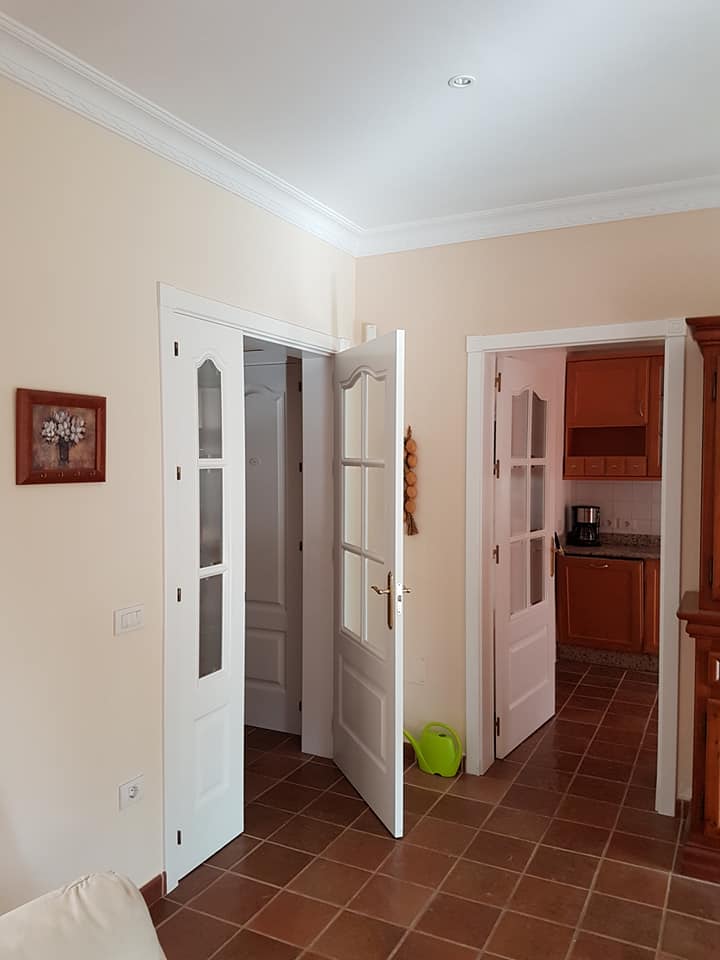 Ein Wohnzimmer mit einer Couch und einem Bild an der Wand