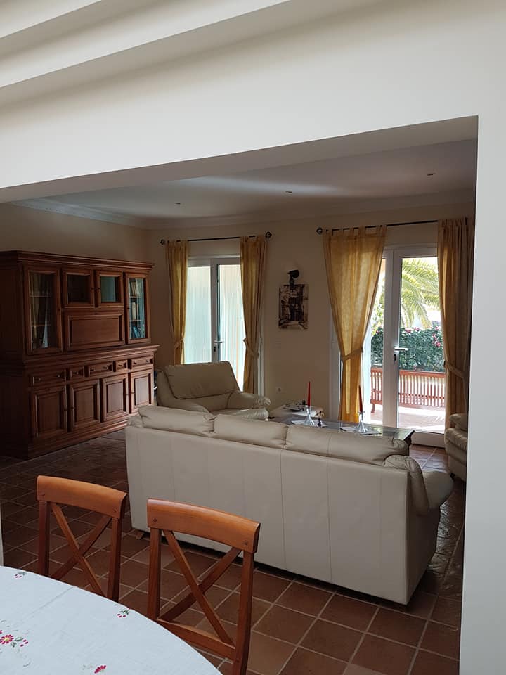 Ein Wohnzimmer mit einer Couch, Stühlen und einem Tisch