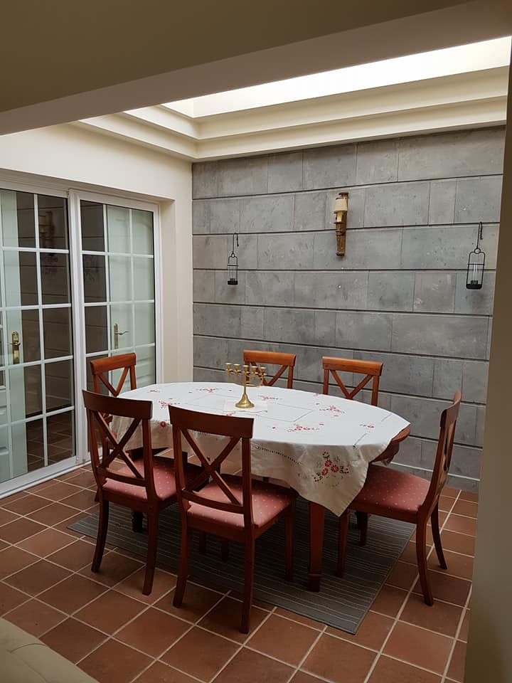 Ein Esszimmer mit einem Tisch und Stühlen