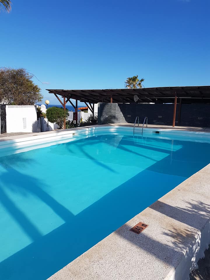 Ein großer Swimmingpool mit blauem Himmel im Hintergrund