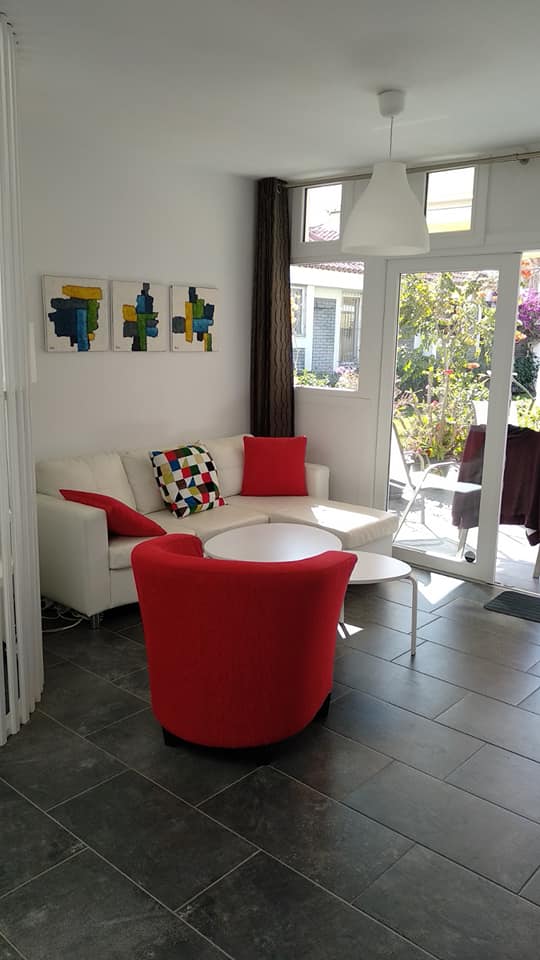 Ein Wohnzimmer mit Couch, Sessel und Tisch.