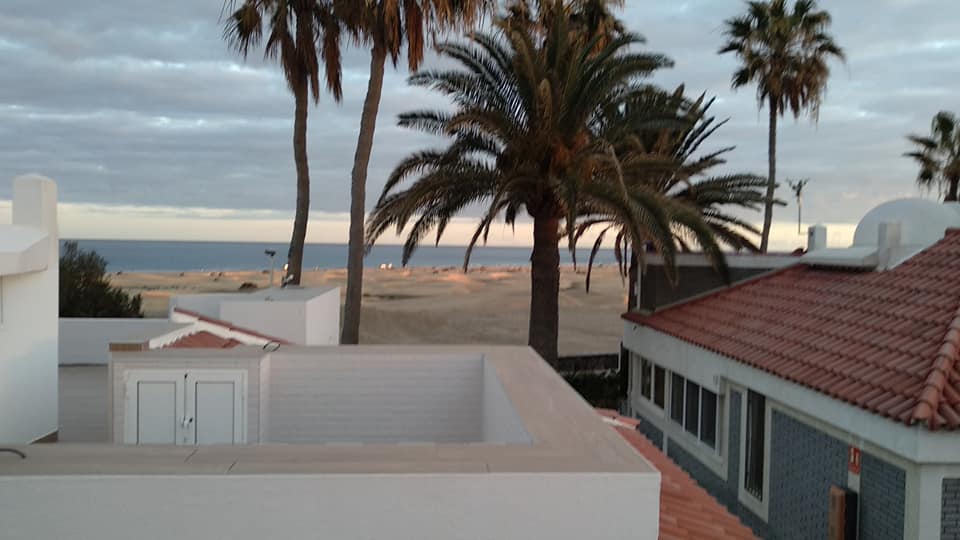 Blick auf den Strand vom Dach eines Gebäudes
