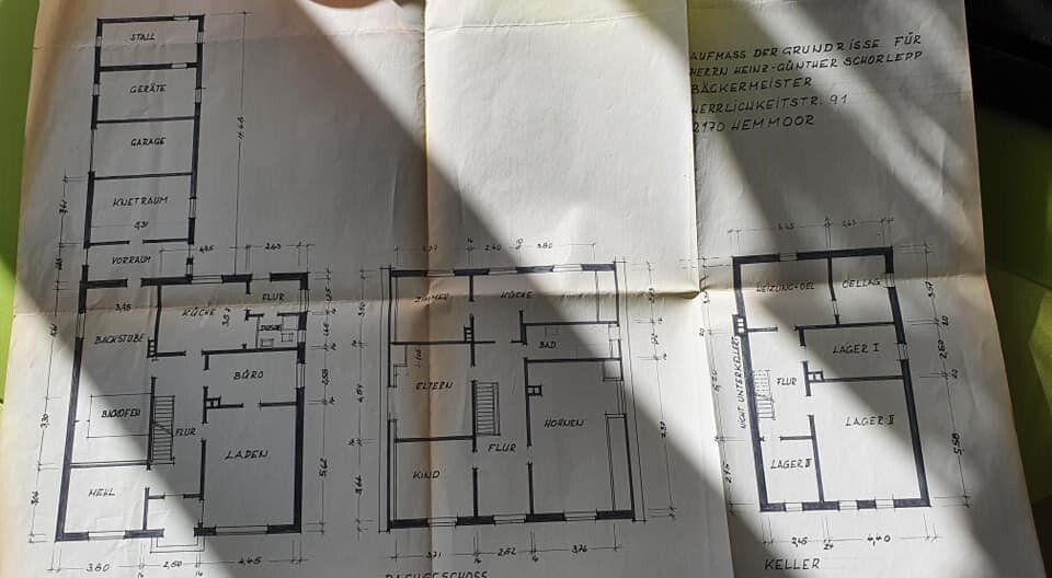 Ein schwarz-weißer Grundriss eines Hauses