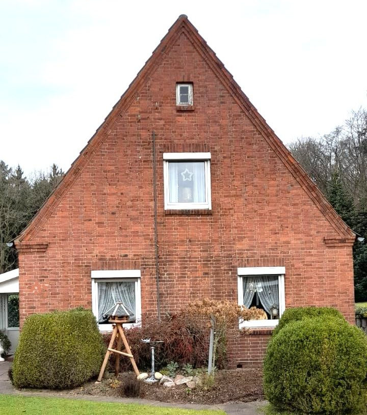 Ein Haus mit Balkon und Bergen im Hintergrund