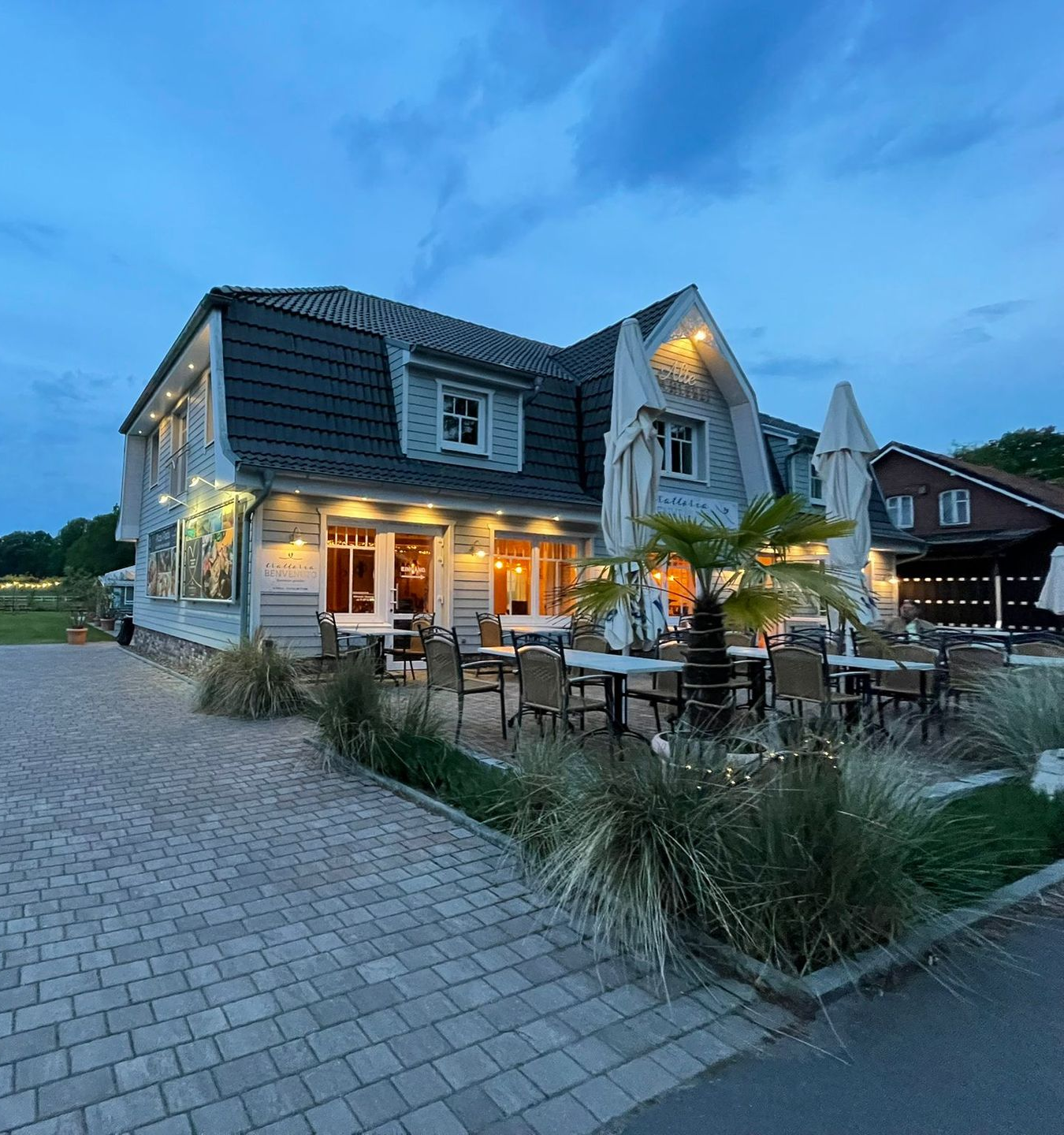 Ein Haus mit Balkon und Bergen im Hintergrund