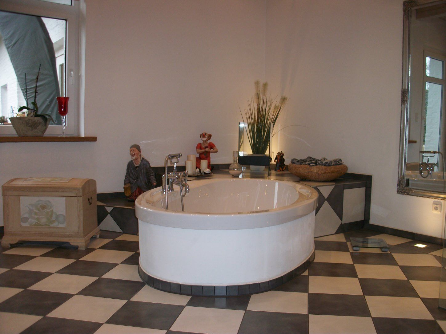 Eine Badewanne in einem Badezimmer mit kariertem Boden