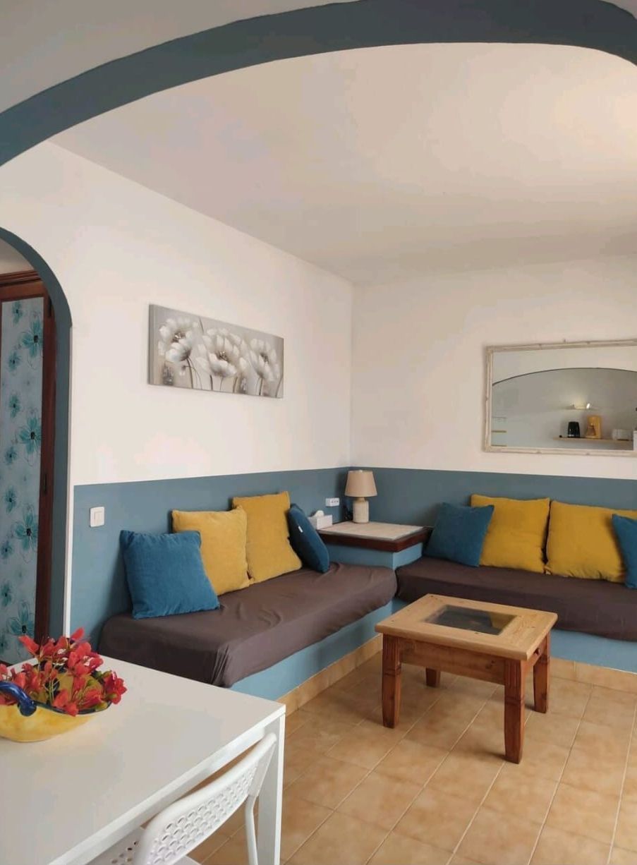 Ein Wohnzimmer mit Couch und Tisch