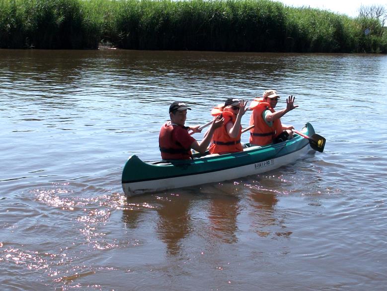 Eine Gruppe von Menschen ist in einem Kanu auf einem Fluss