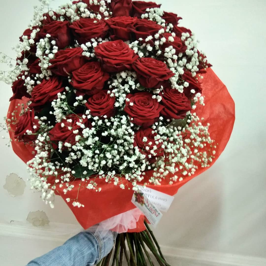 mazzo di rose rosse