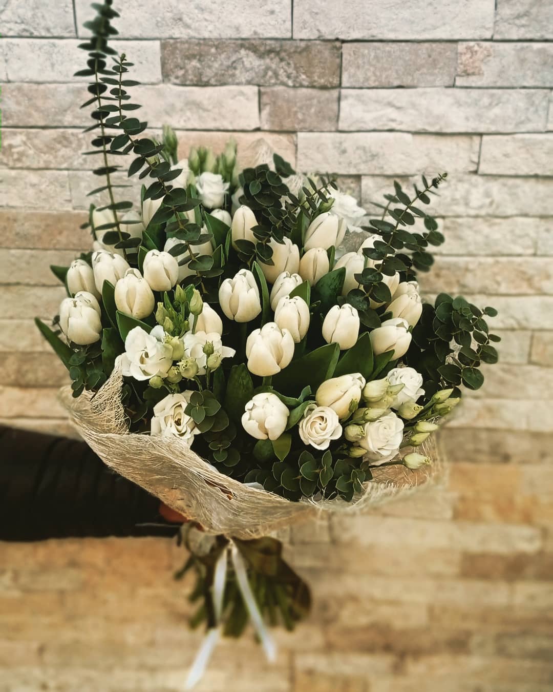 elegante mazzo di rose bianche