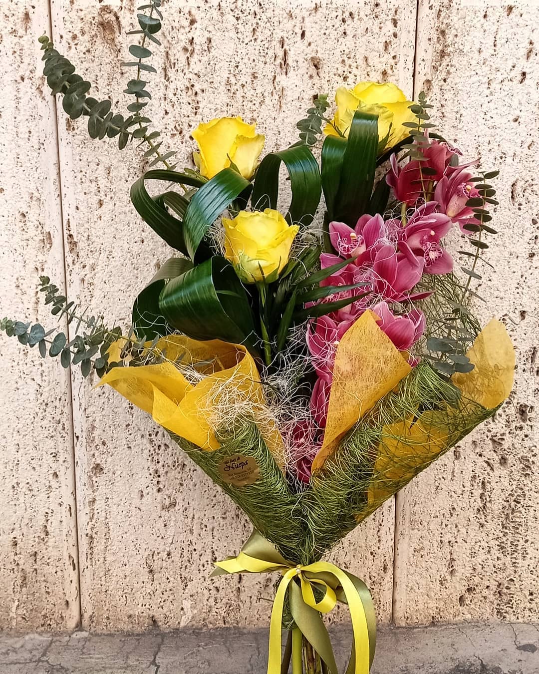 mazzo di fiori gialli e rosa