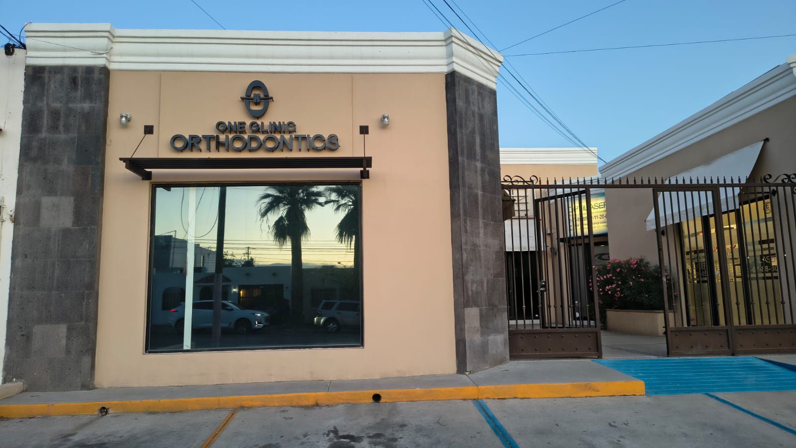 Vista exterior de un edificio de color beige con el letrero 