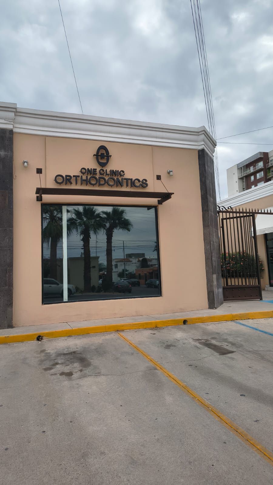 Un local comercial de color beige llamado 