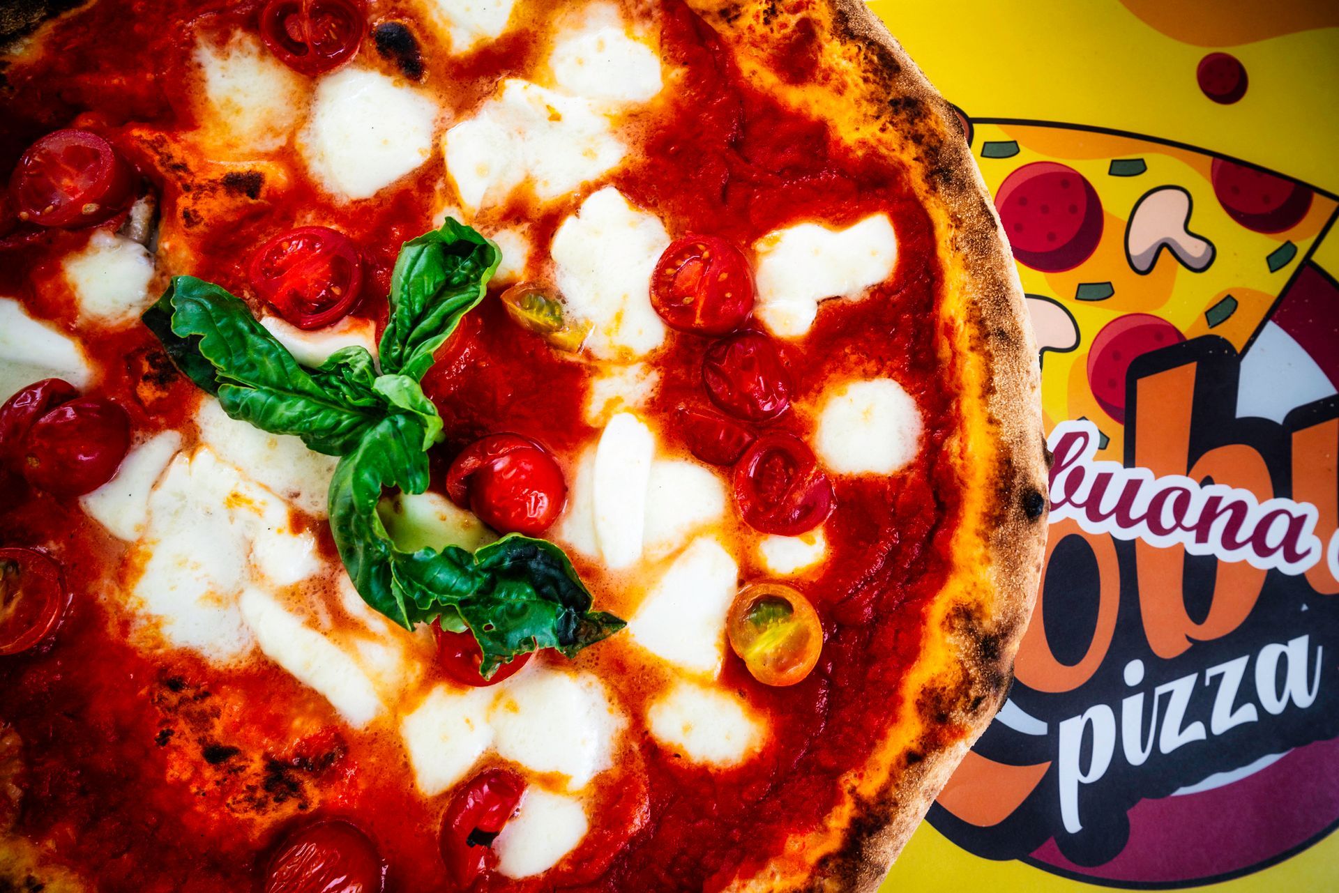 Una pizza napoletana con cornicione croccante