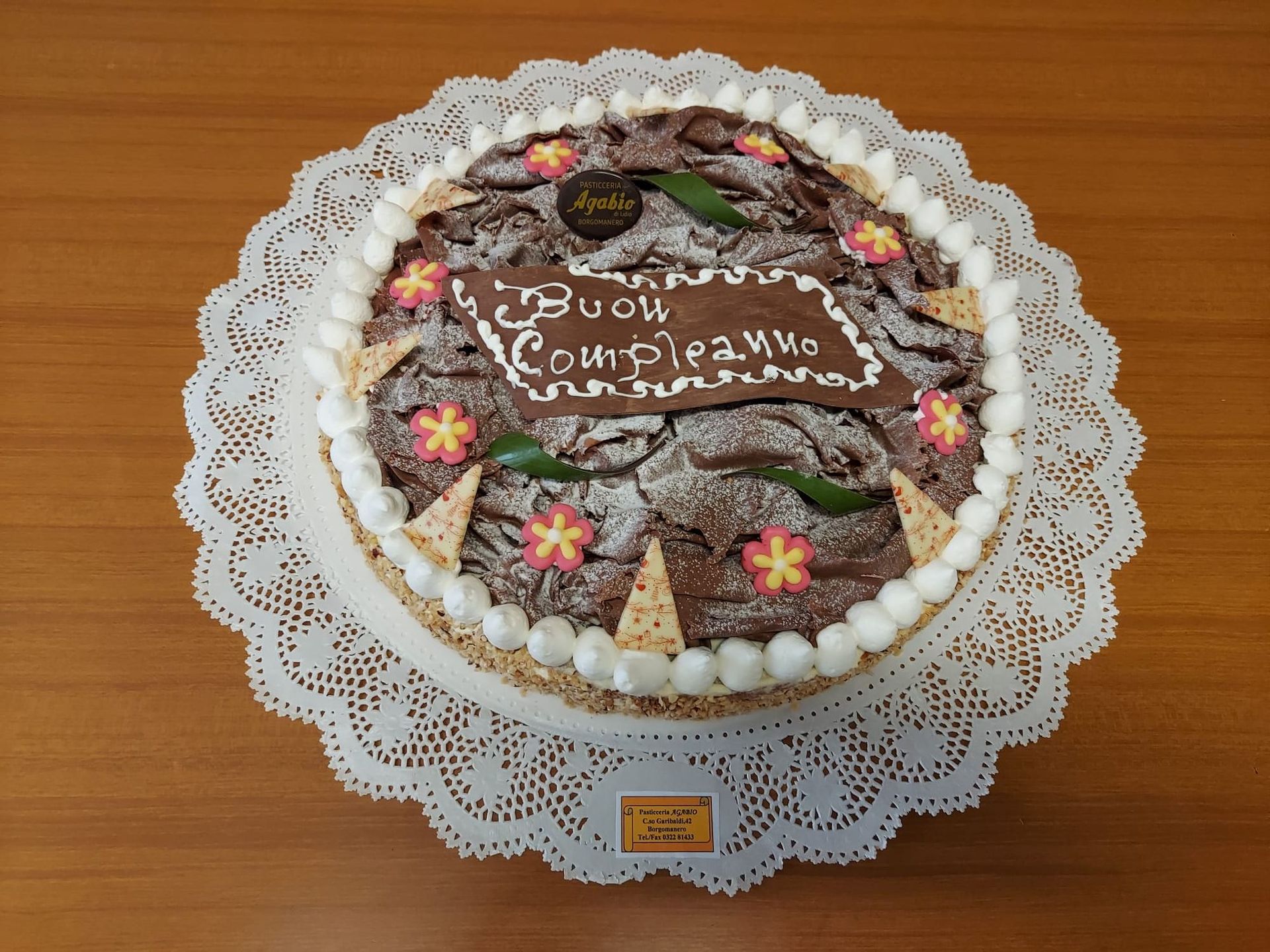 Torta Chantilly con panna e sfoglie di cioccolato