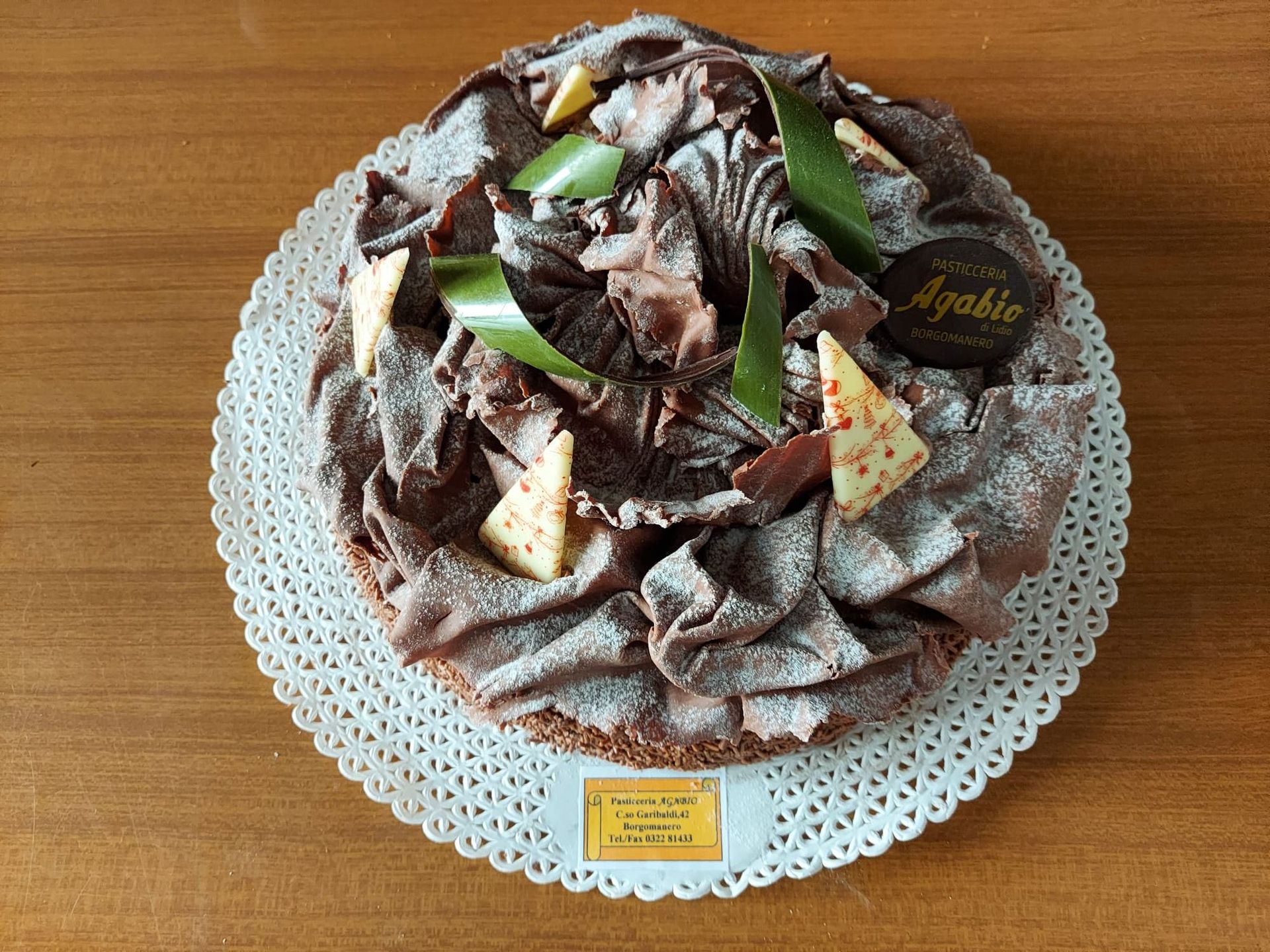 Torta con Crema pasticcera sfoglie e virgole di cioccolato