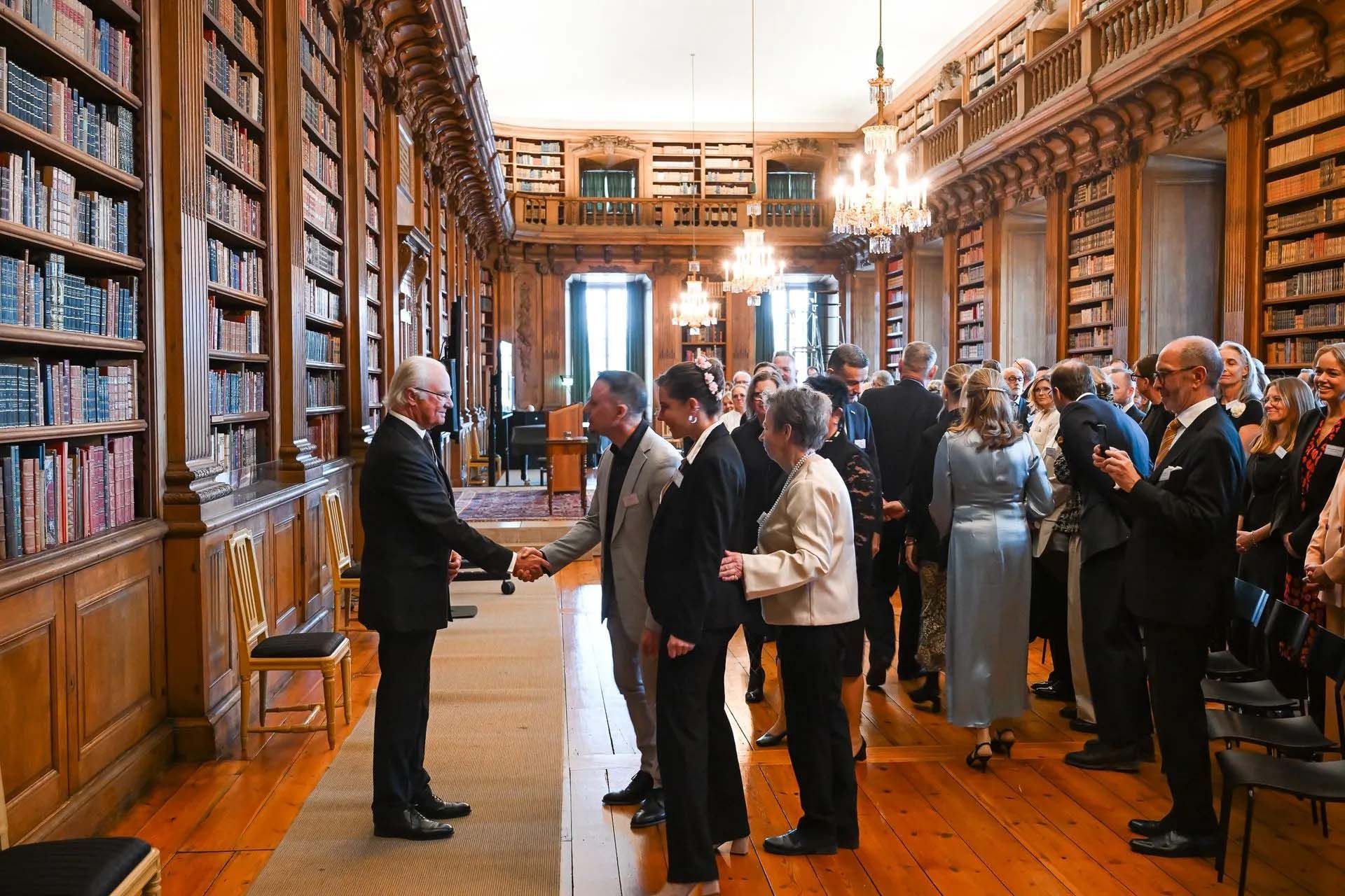 Kung Carl XVI Gustaf har idag 130 hovleverantörer och utnämningen Kunglig Hovleverantör är ett kännetecken för kvalitet och hantverkskunnande.