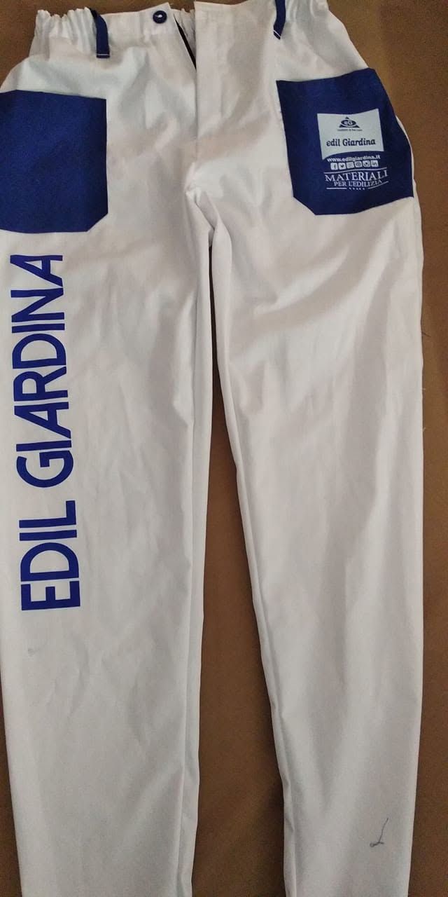 Un paio di pantaloni bianchi con la scritta edil giardina sul lato