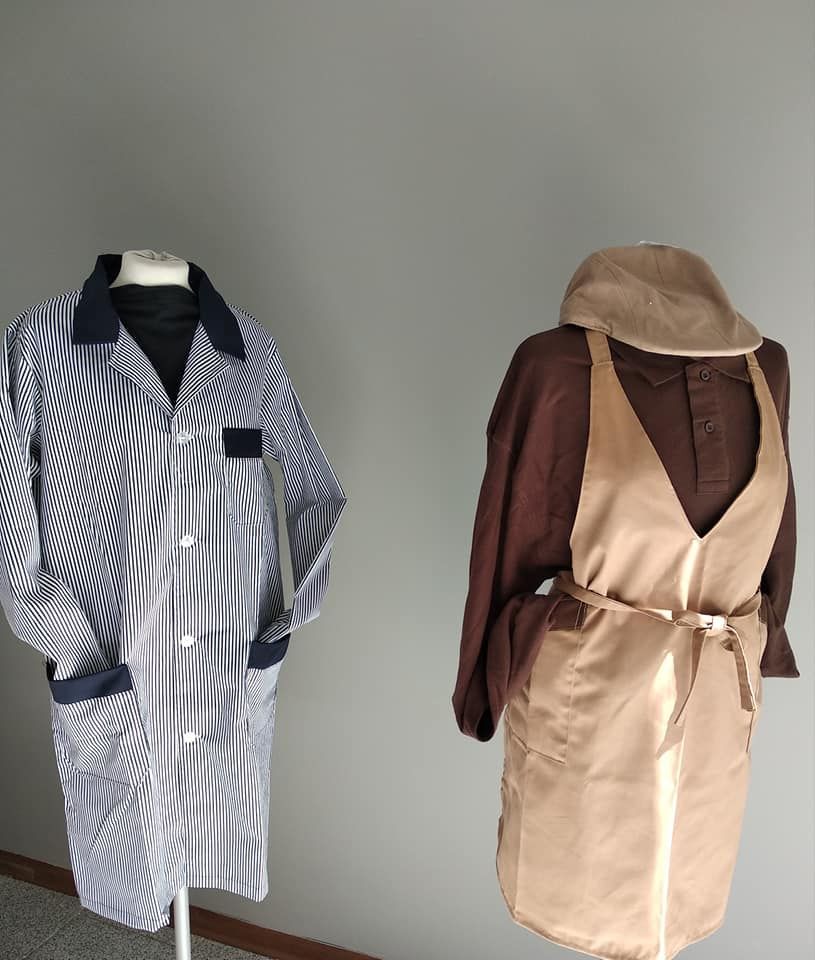 Due manichini che indossano grembiuli sono in piedi uno accanto all'altro