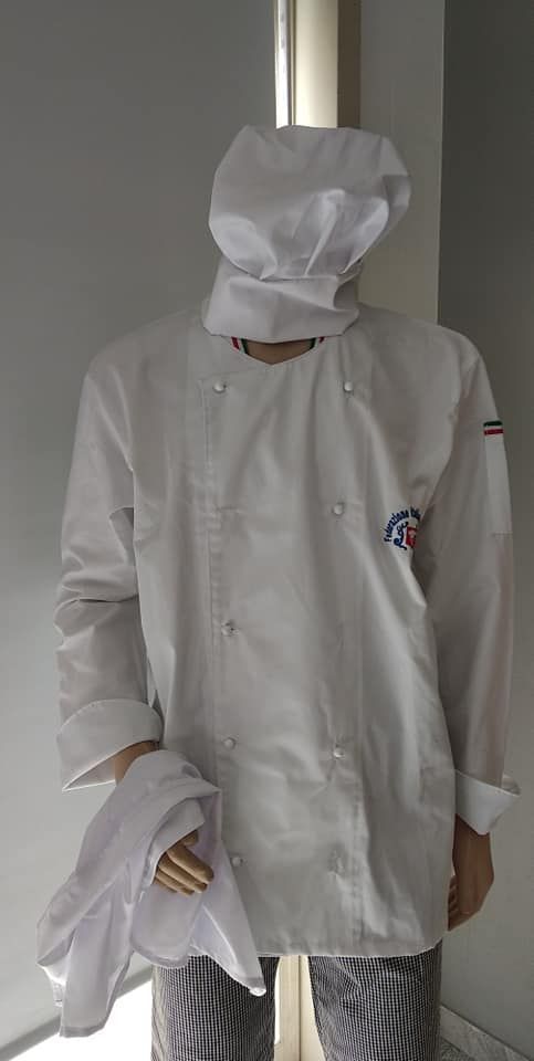 Un manichino indossa un cappello da cuoco e una giacca.