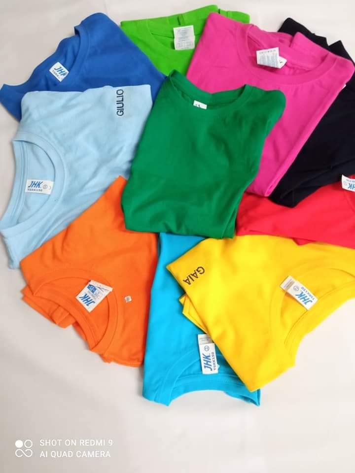 Un mucchio di magliette di colori diversi sono impilate l'una sull'altra