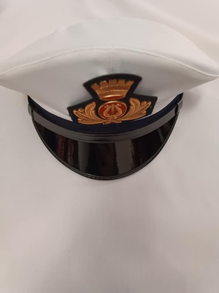 Primo piano di un cappello bianco con una corona.