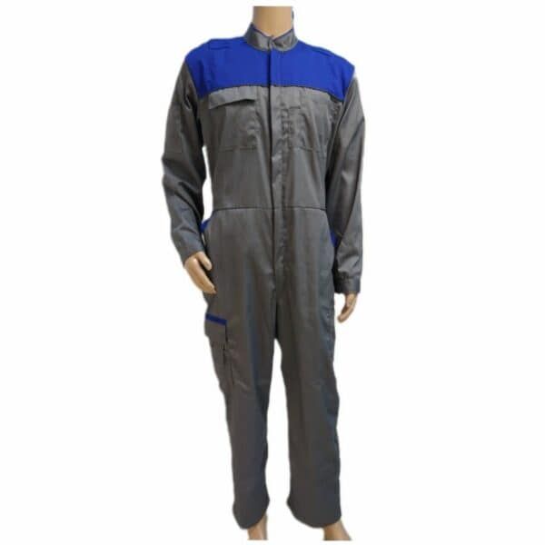 Un uomo indossa una tuta grigia e blu su un manichino.